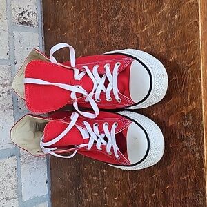 Unisex red Chuck Taylor's all-star Converse in great condition